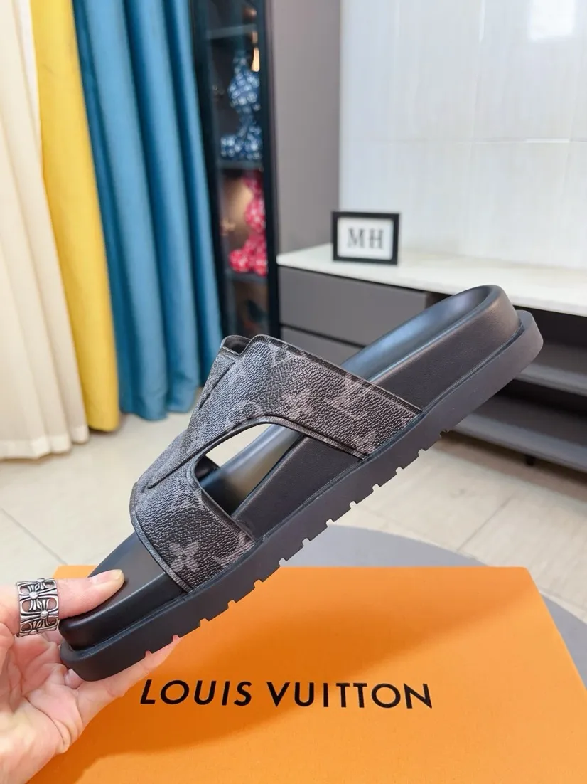 Men's shoes💰300🌹🌹【LV】Multi-color new men's slippers, original quality top version, original special cowhide presbyopia print➕sheepskin on the inside and side, non-slip combination sole, more stable walking, more comfortable and lightweight, high-end and generous, size: 38~44